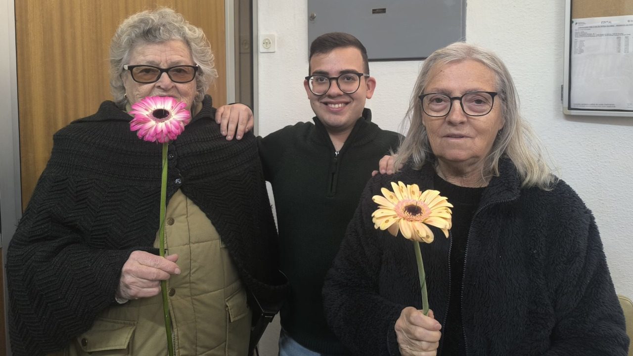 Distribuição de flores às Mulheres da Freguesia
